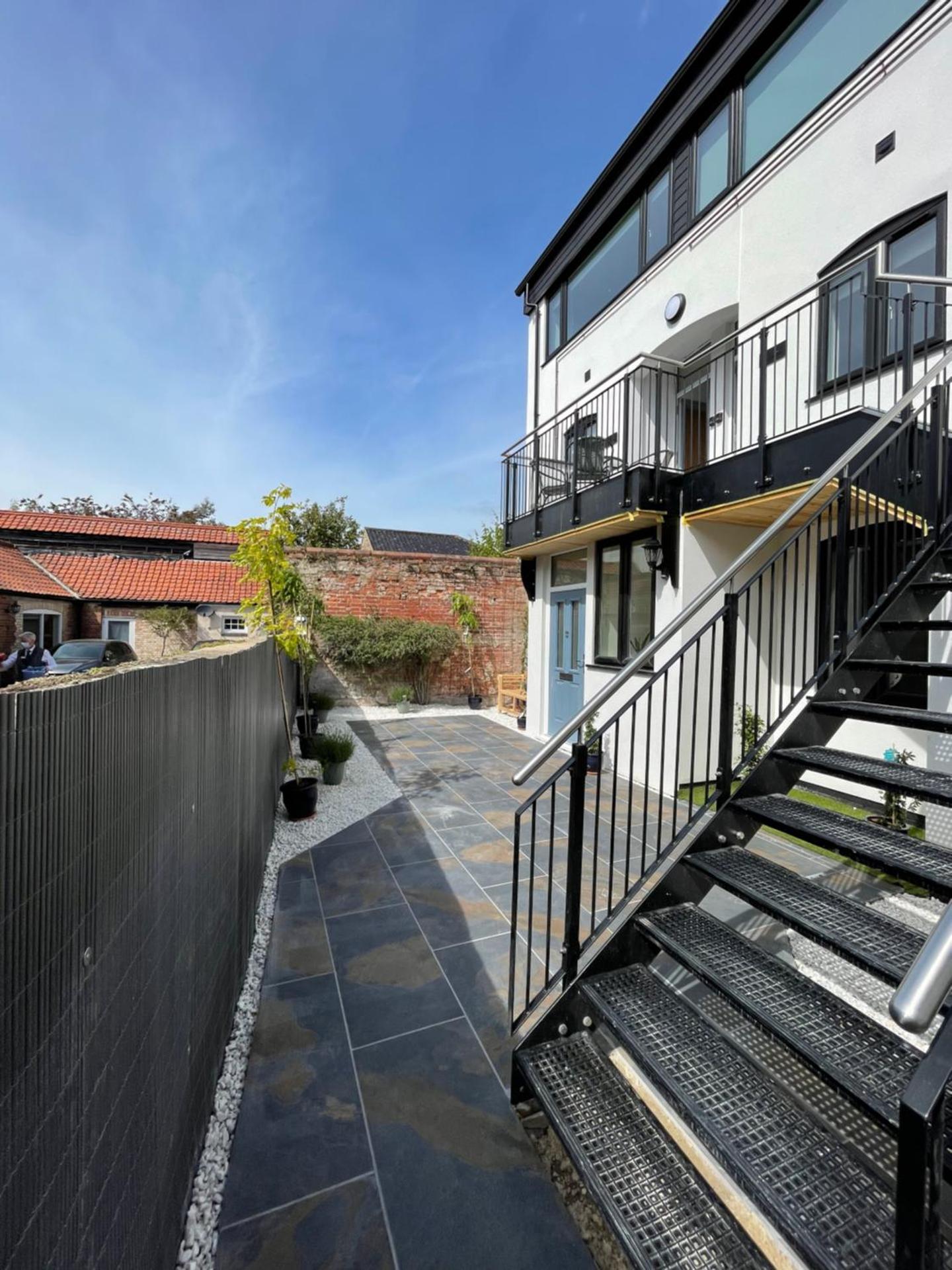 Lees Lookout Holt ,2 bedroom luxury apartment with private parking