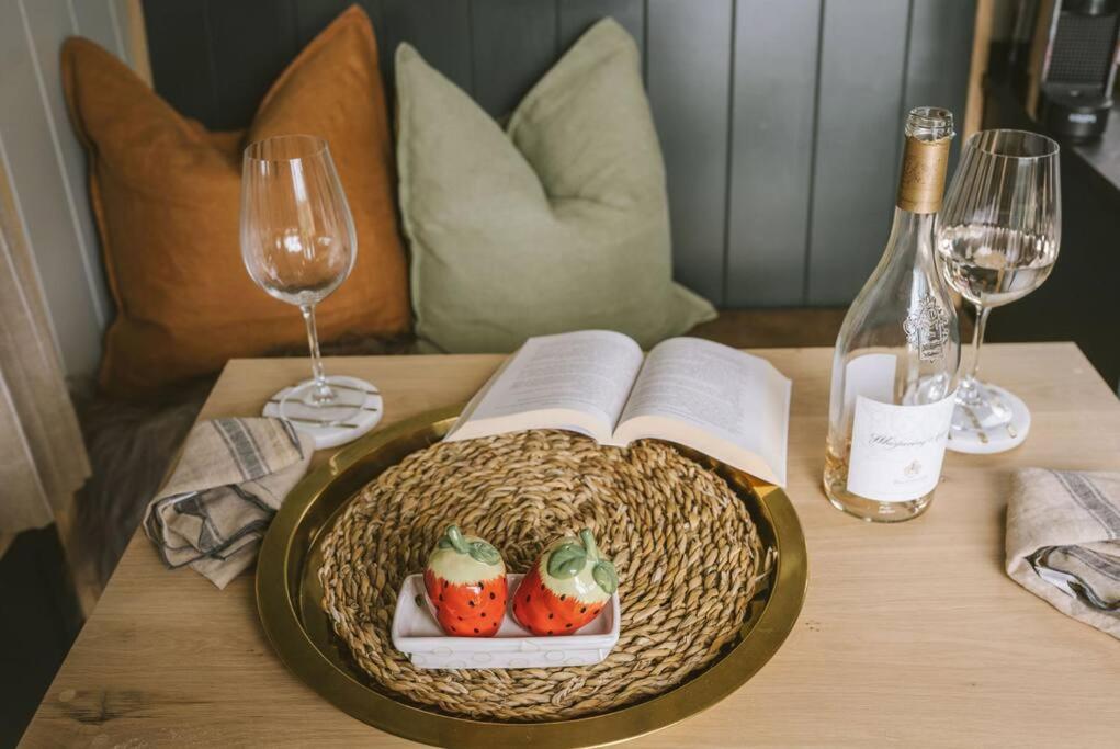 Island Hut - Outdoor bath tub, firepit and water equipment