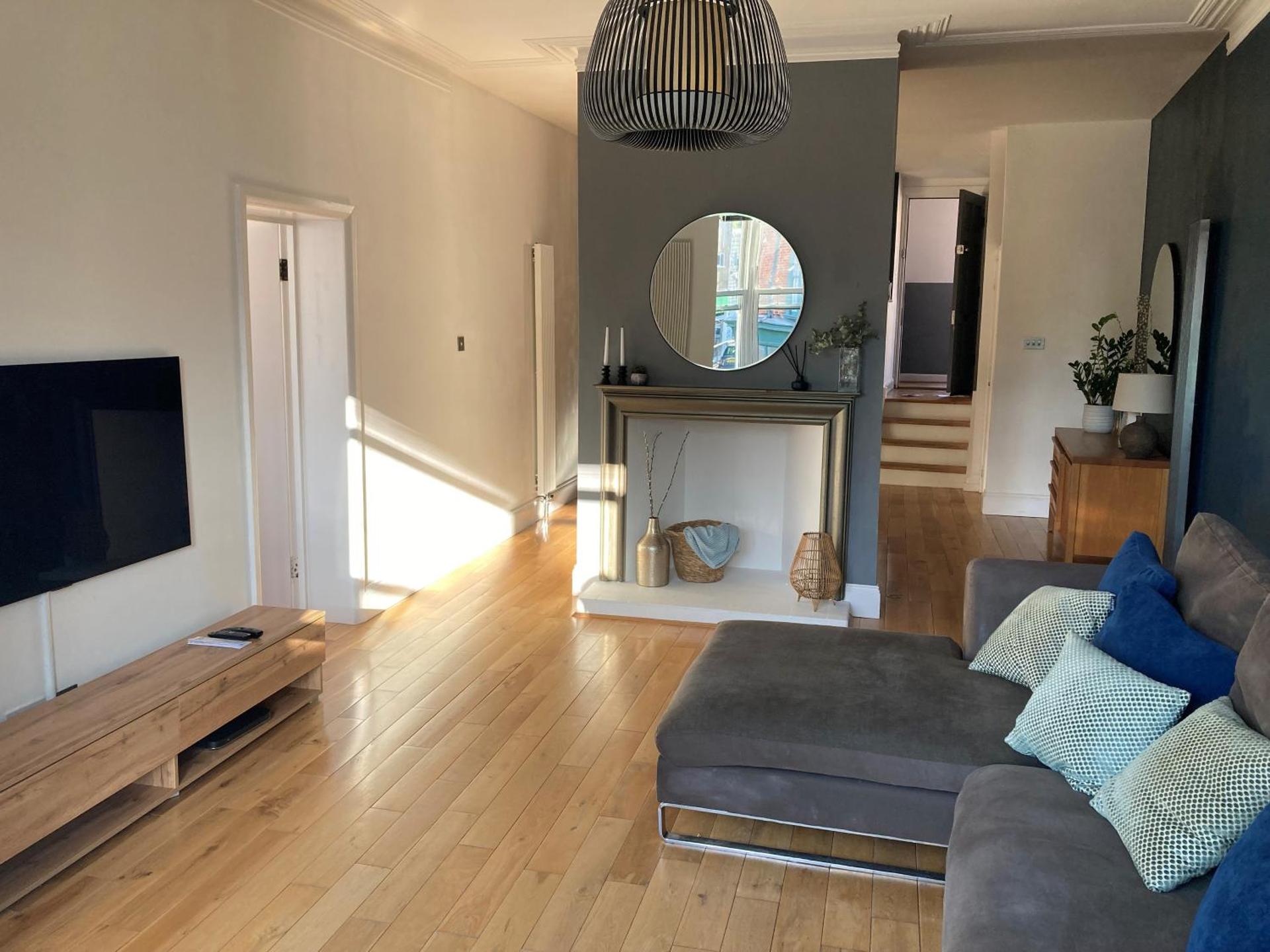 The Clock Tower Apartment - Spacious, Modern, 2 Bed Room Apartment , Southsea with Free parking - sleeps 4