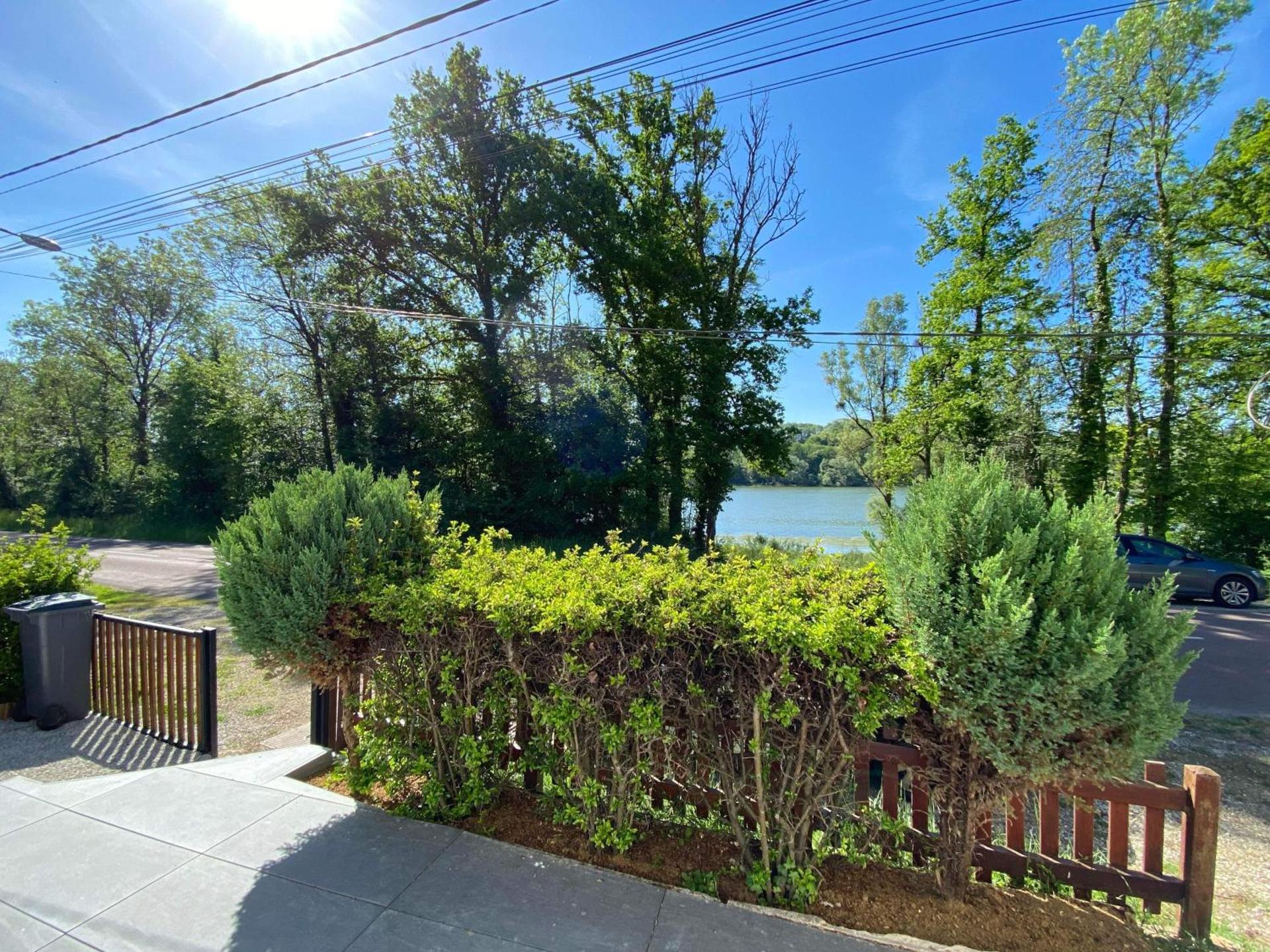 Maison bord de lac de charmes