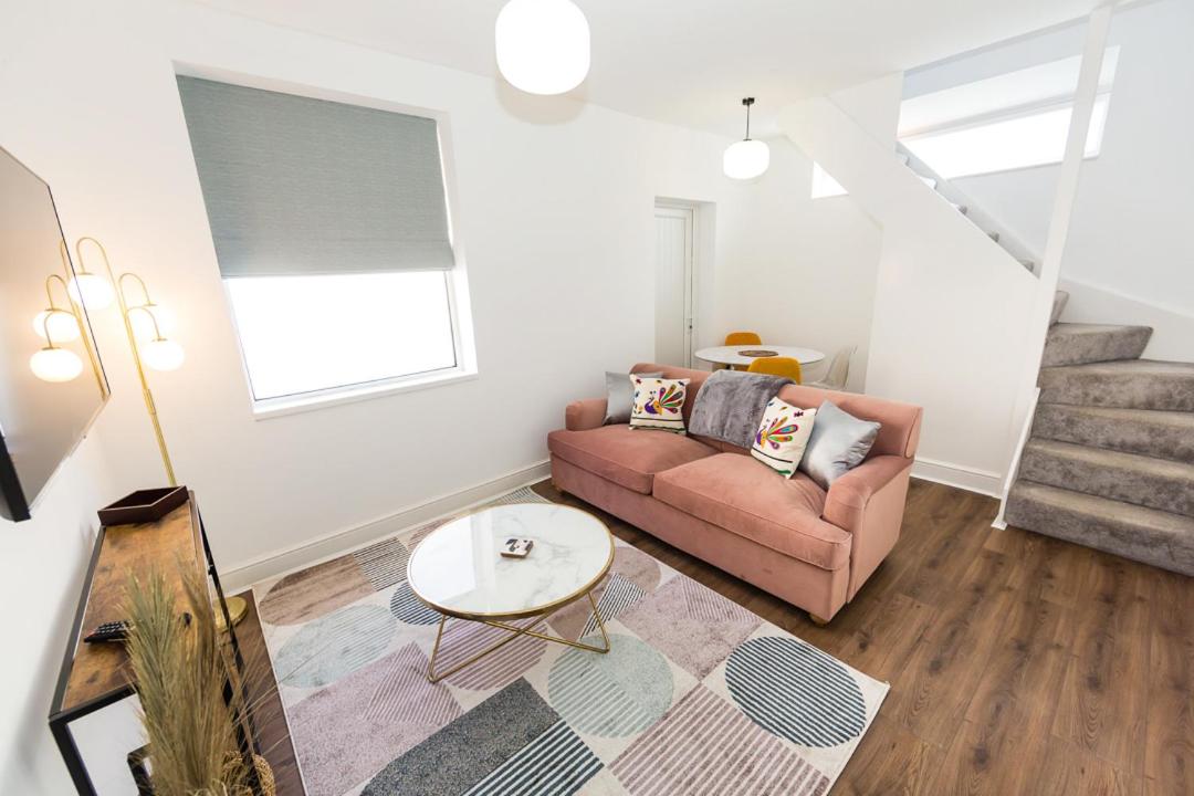 Coastline Villas - Heart of Redcar 1 & 2 Bed New Apartments, ideal for contractors and holidayers