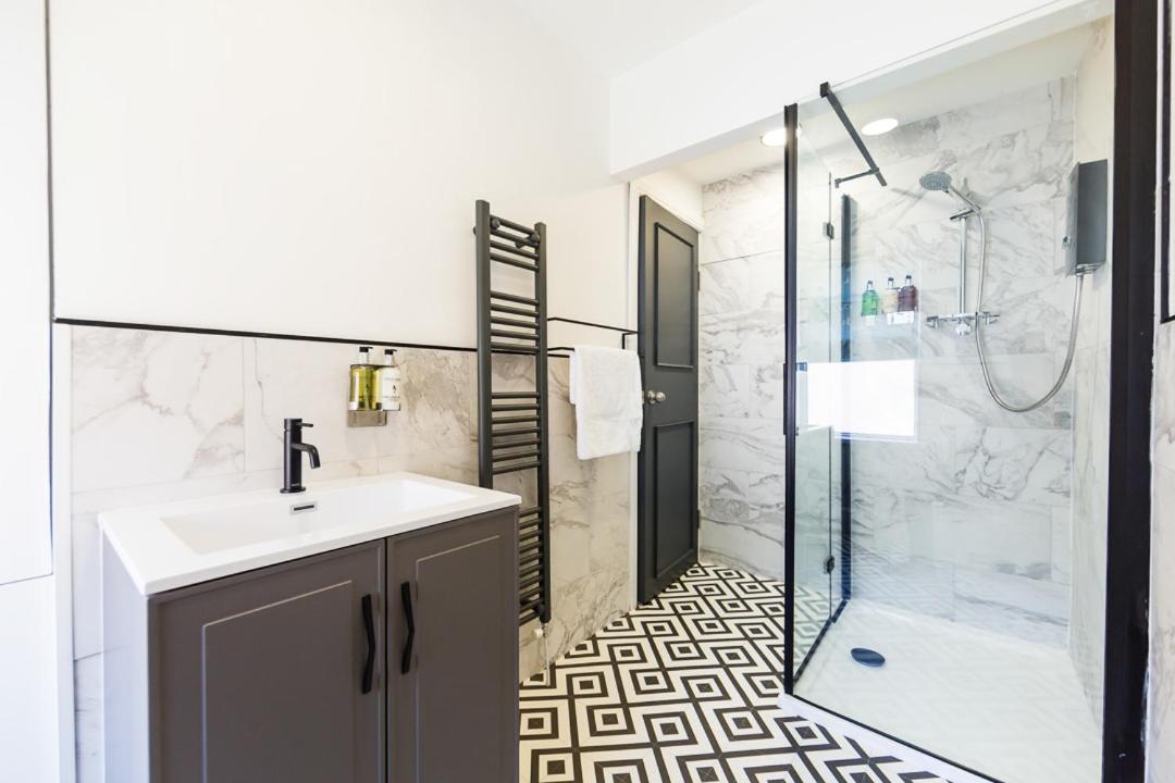 Coastline Villas - Heart of Redcar 1 & 2 Bed New Apartments, ideal for contractors and holidayers