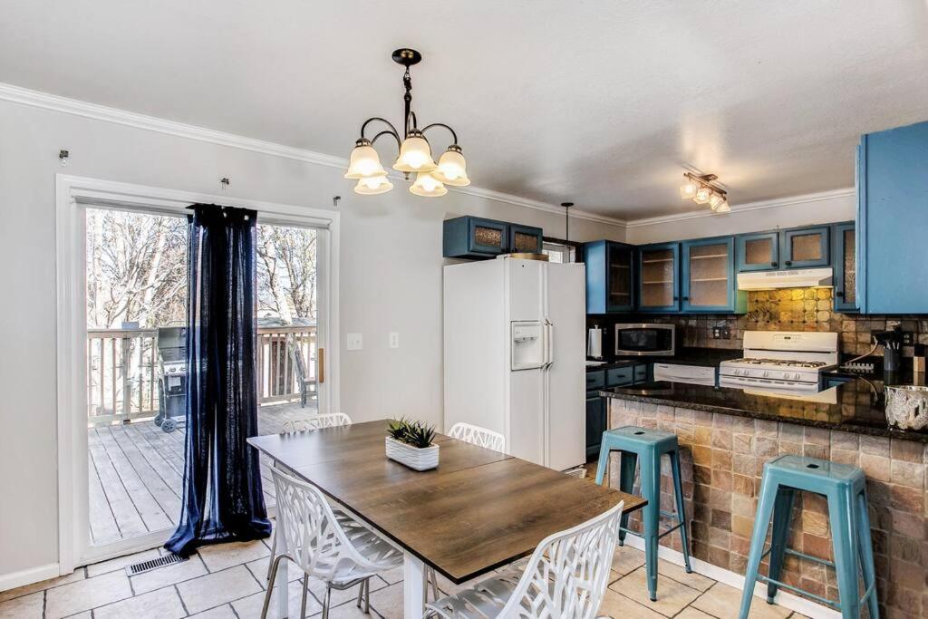 WOW! Spacious Retreat & amazing yard 2400+4bd/3bth