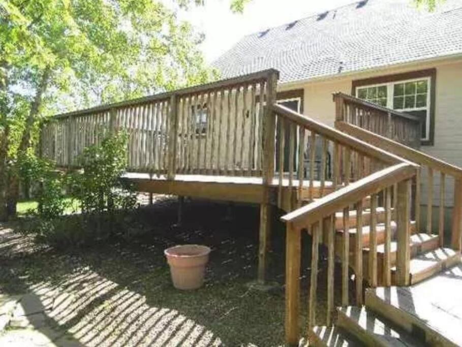 WOW! Spacious Retreat & amazing yard 2400+4bd/3bth