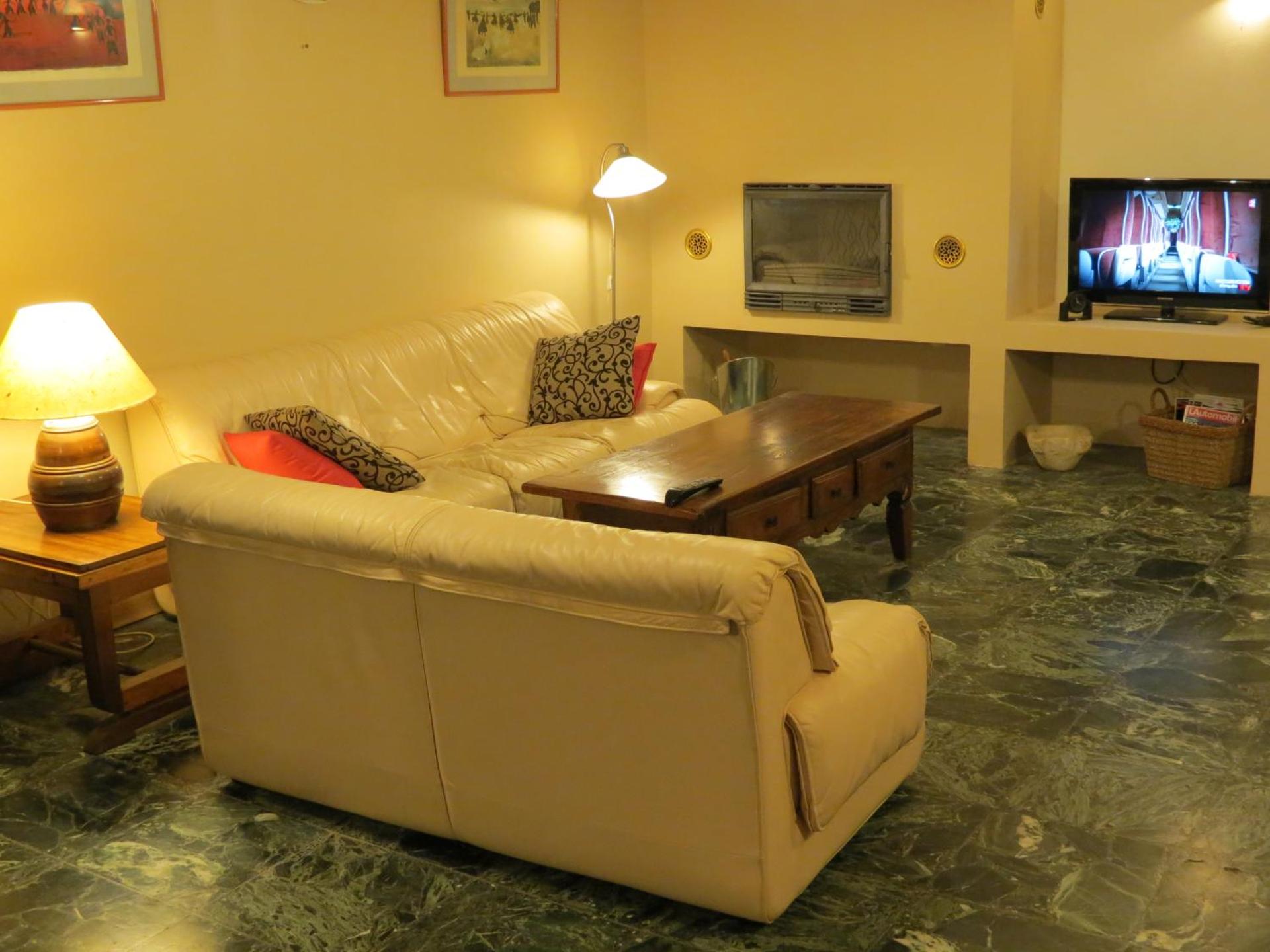 Communal lounge/ TV room