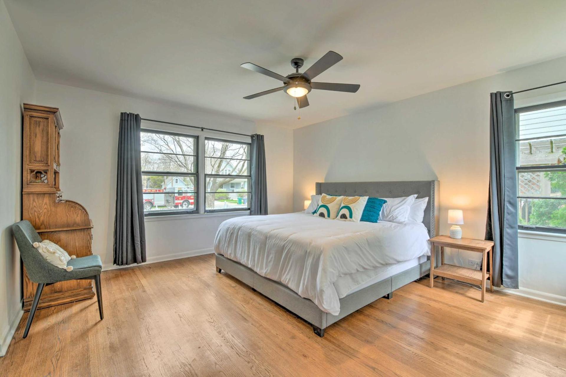 Spacious Oak Park Home, 11 Mi to Downtown Chicago!