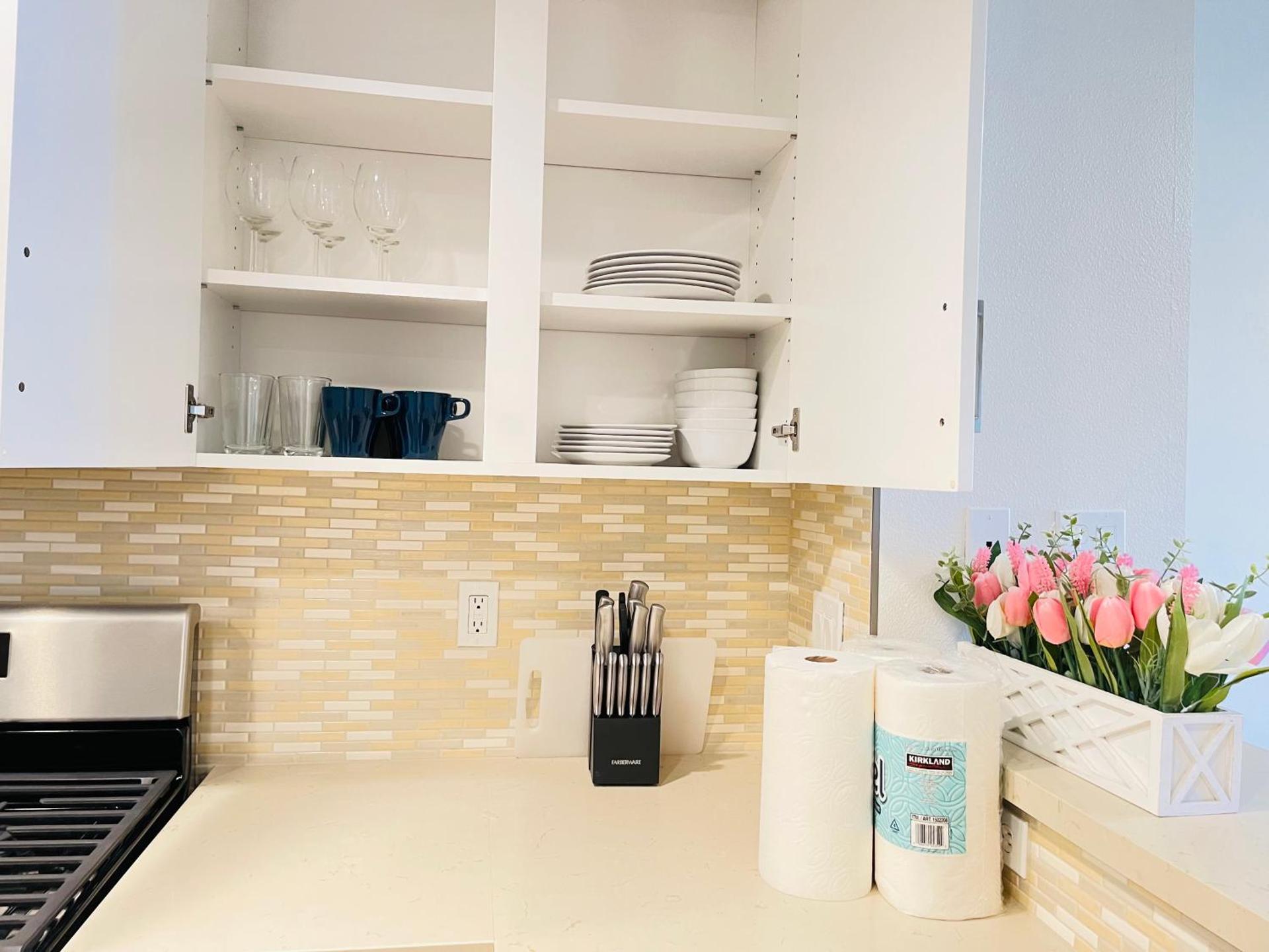 Luxury Irvine 2Bedrooms 2Bathrooms kitchen Pool apartment