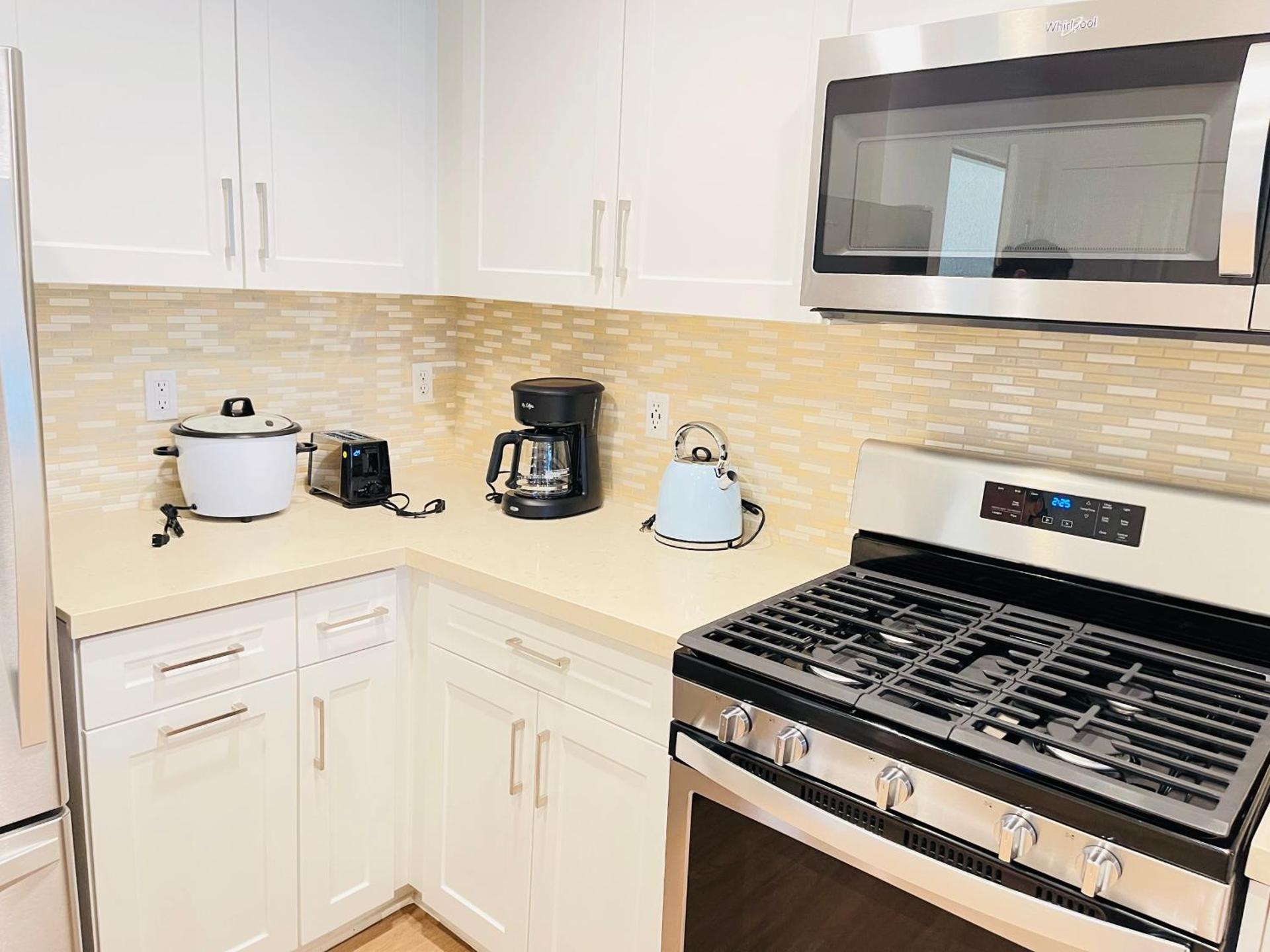 Luxury Irvine 2Bedrooms 2Bathrooms kitchen Pool apartment