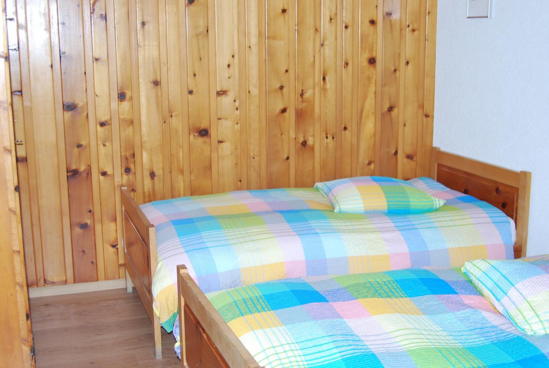 Dobbelt-/2-personersværelse med fælles badeværelse