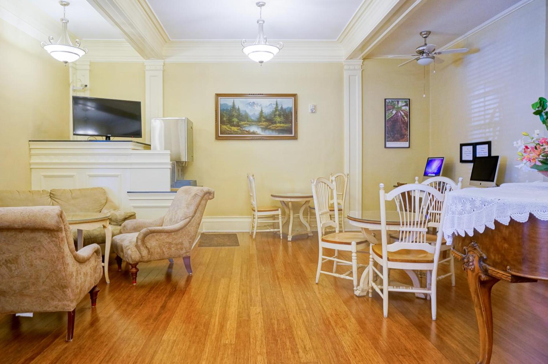 Communal lounge/ TV room