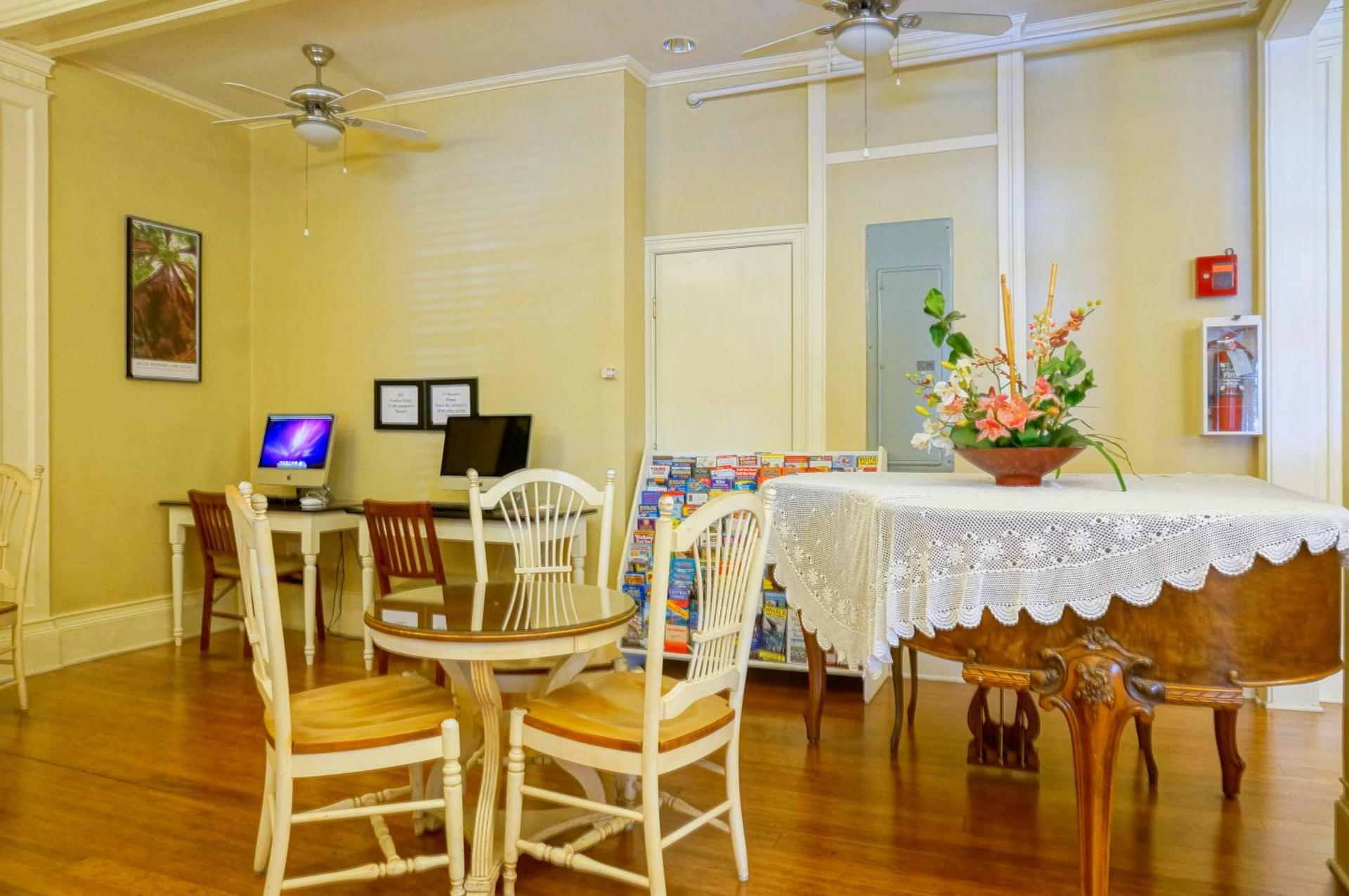 Communal lounge/ TV room