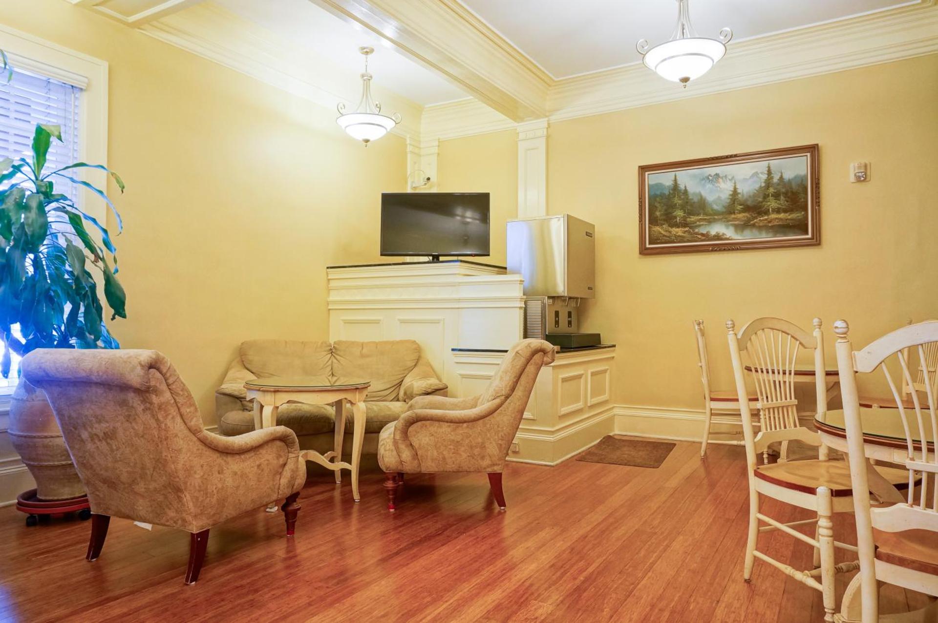 Communal lounge/ TV room