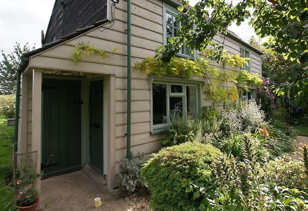 Cozy cottage overlooking fields, Upwell