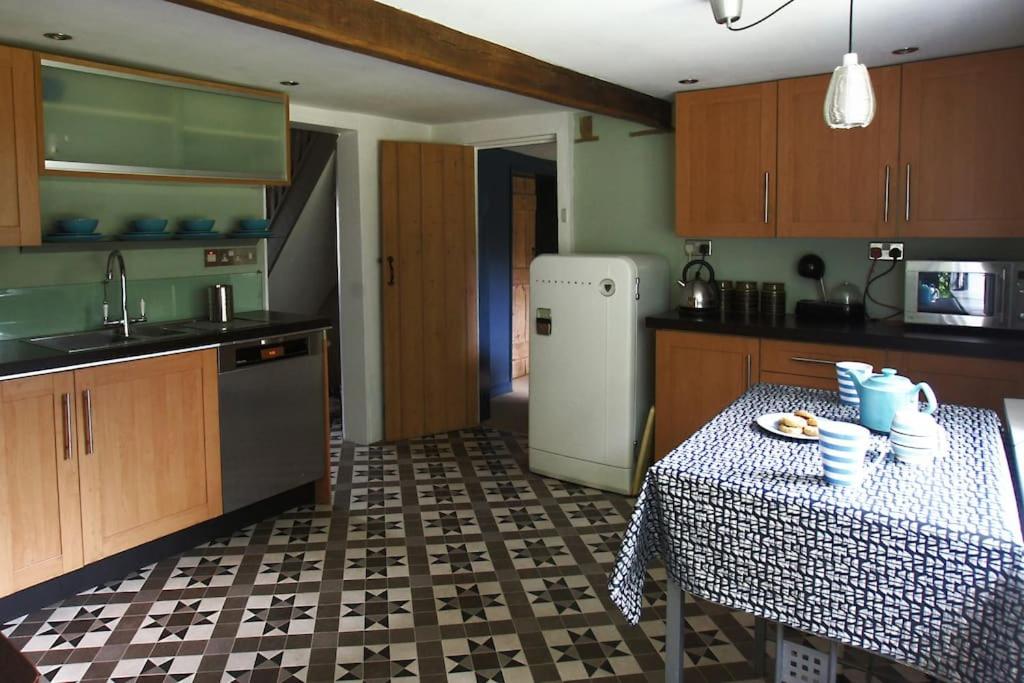 Cozy cottage overlooking fields, Upwell