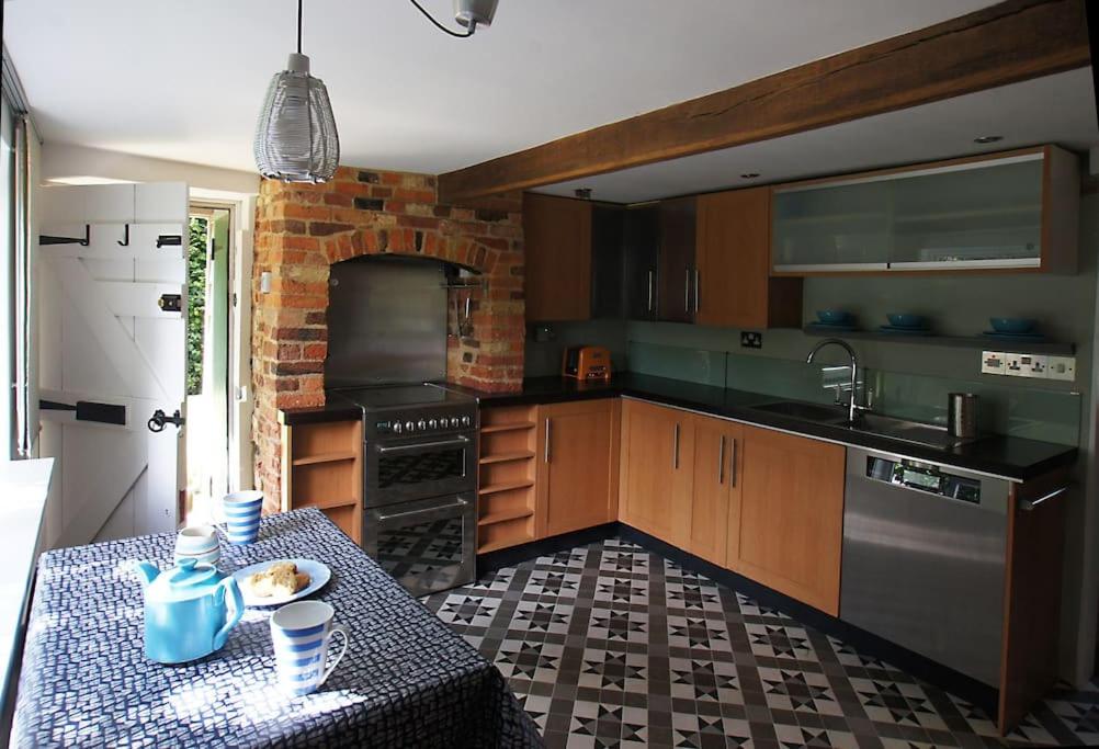 Cozy cottage overlooking fields, Upwell