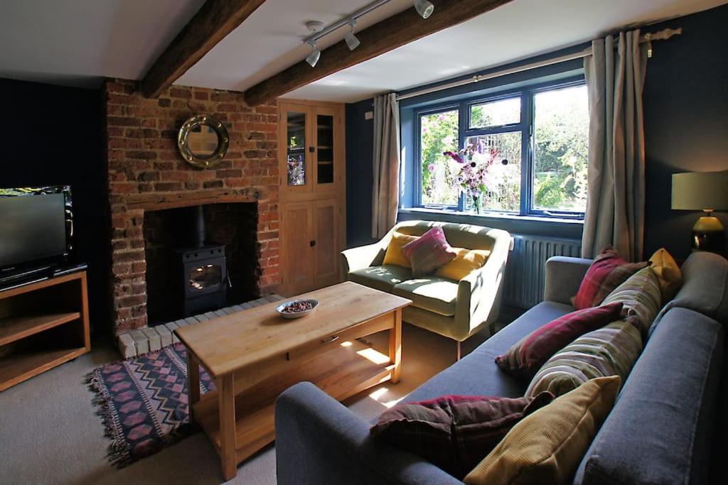 Cozy cottage overlooking fields, Upwell