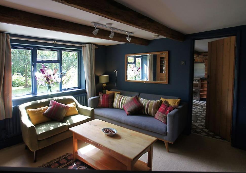 Cozy cottage overlooking fields, Upwell