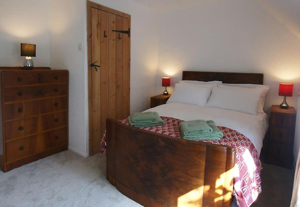 Cozy cottage overlooking fields, Upwell