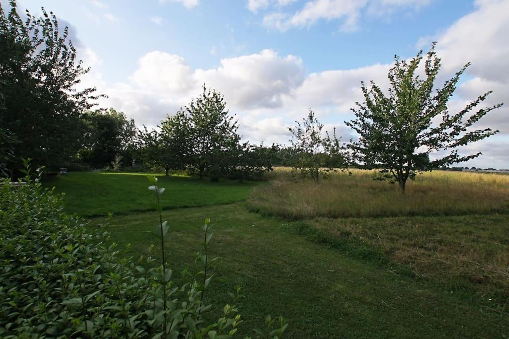 Cozy cottage overlooking fields, Upwell