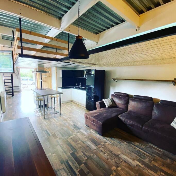 Gîte du Silo Loft atypique ,Tournesol , spa&piscine couverte