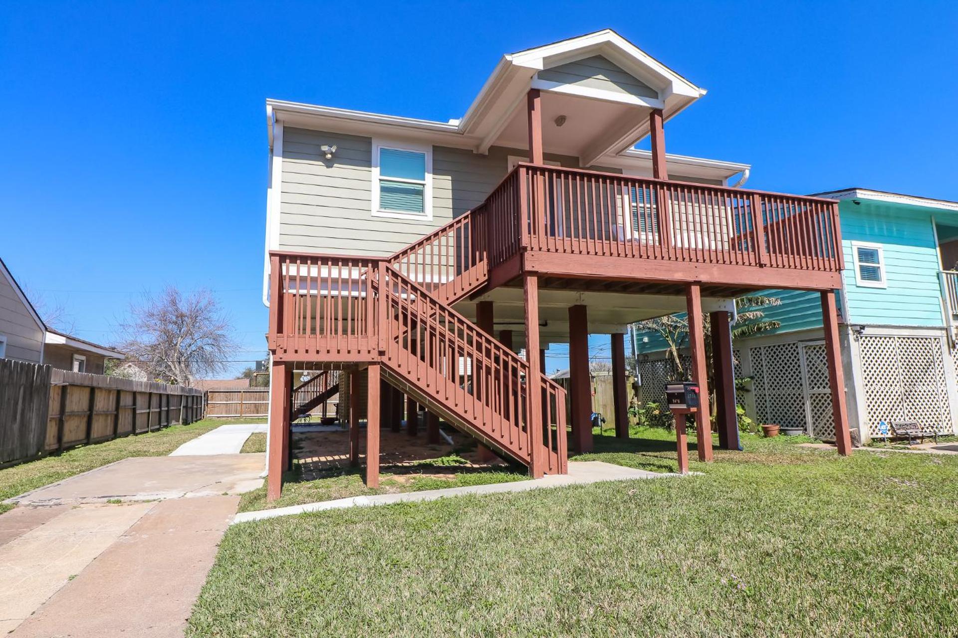 PERFECT location spacious yard coffee bar at this lovely beach home