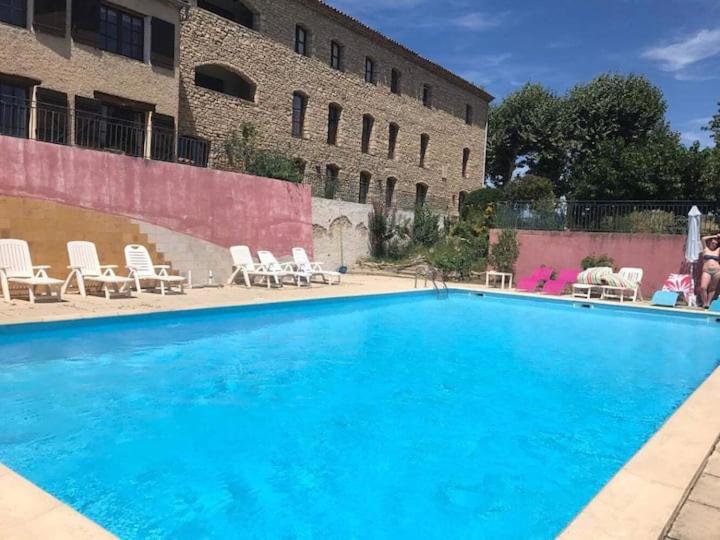 Logement d'exception près du Colorado provencal dans une résidence au calme avec piscine offrant une vue imprenable sur le Luberon depuis sa terrasse