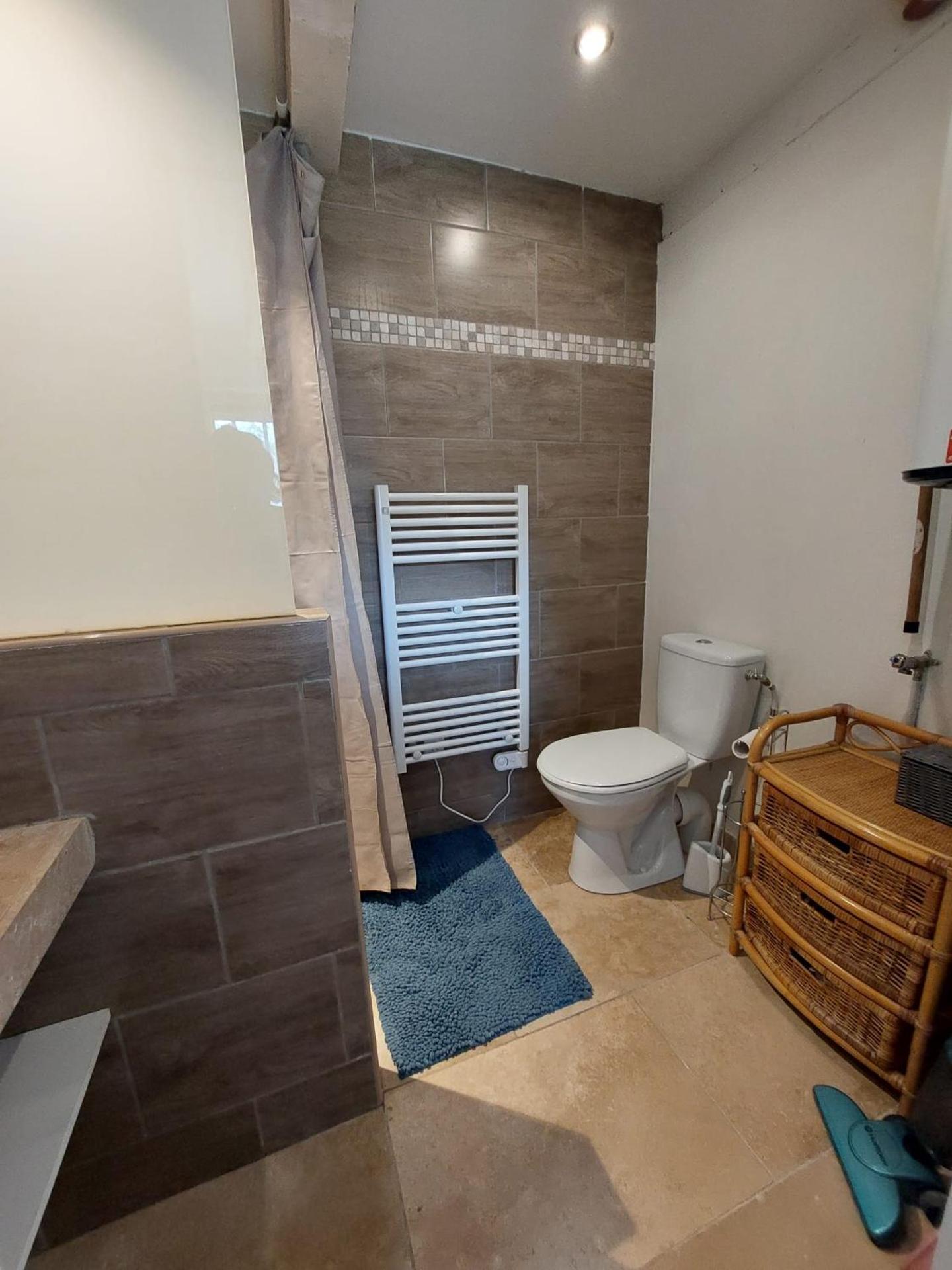 Logement d'exception près du Colorado provencal dans une résidence au calme avec piscine offrant une vue imprenable sur le Luberon depuis sa terrasse