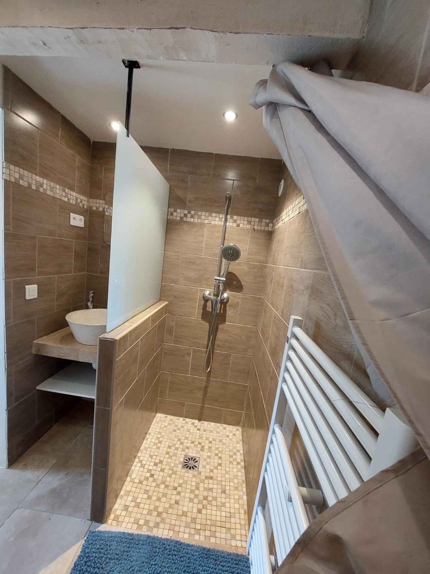 Logement d'exception près du Colorado provencal dans une résidence au calme avec piscine offrant une vue imprenable sur le Luberon depuis sa terrasse