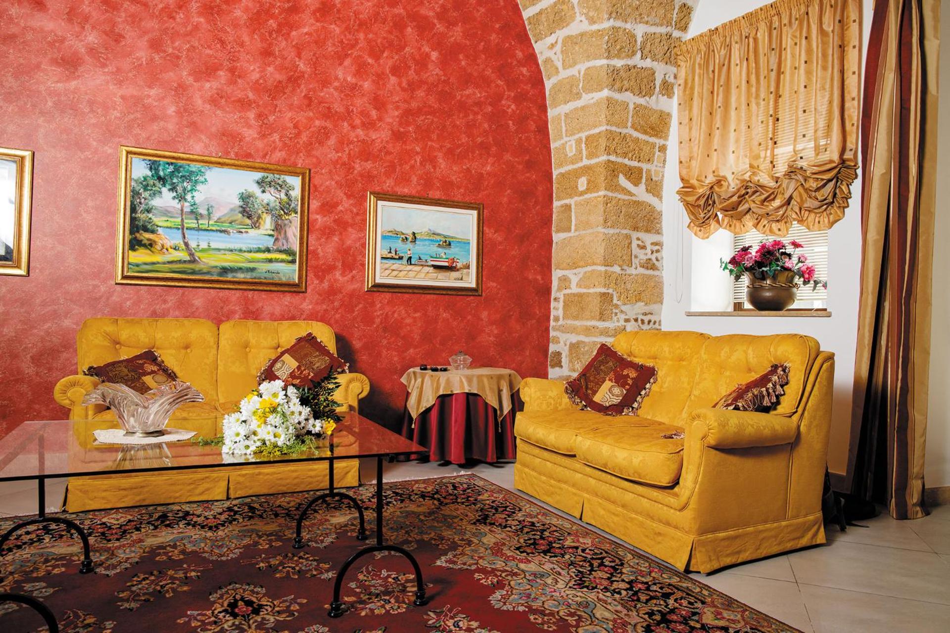 Communal lounge/ TV room