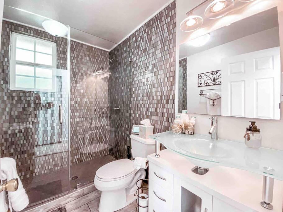 Cozy beach home walking distance from ocean