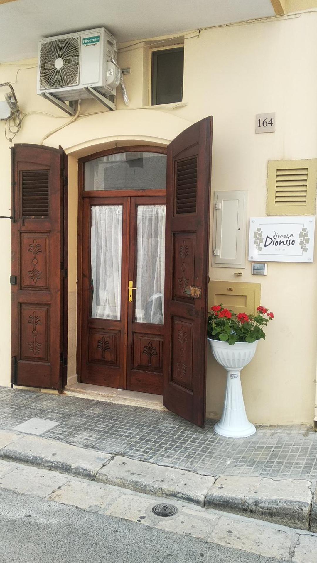 Facade/entrance