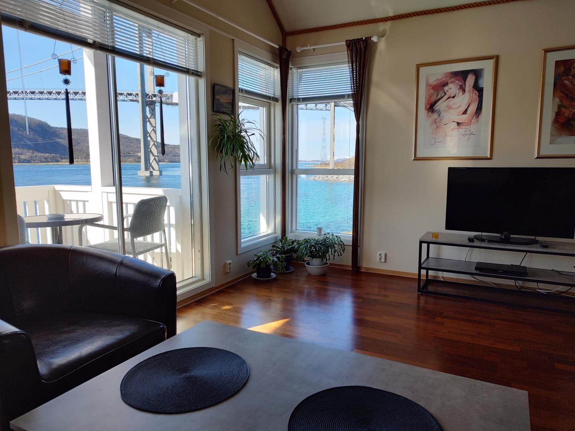 Tjeldsundbrua Overnatting - Sjøhus1