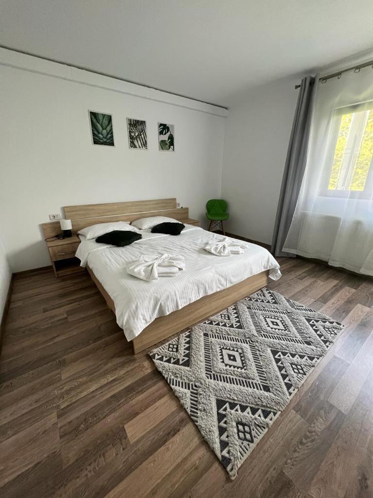 Værelse med kingsize-seng og balkon