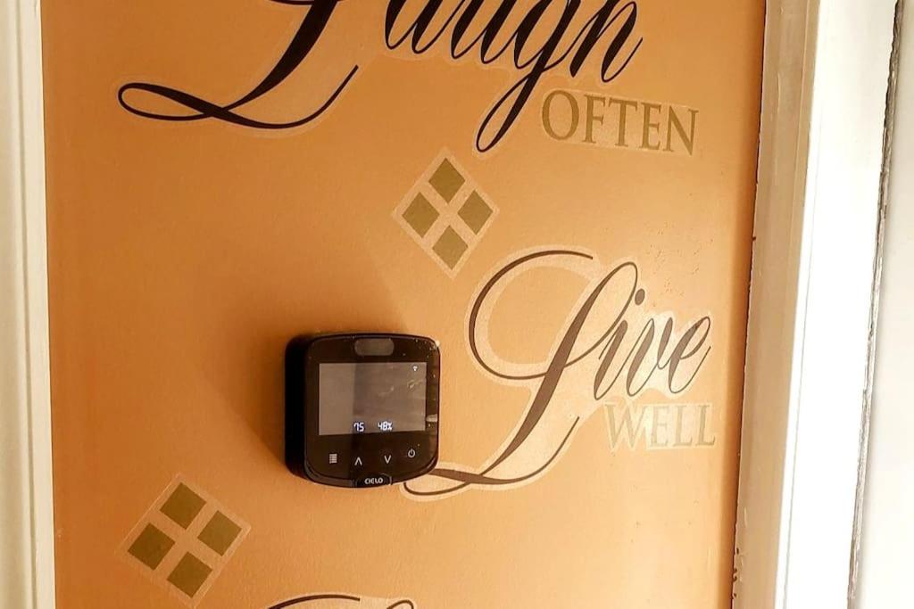 Stylish Suite Tampa Minutes to Hard Rock Casino