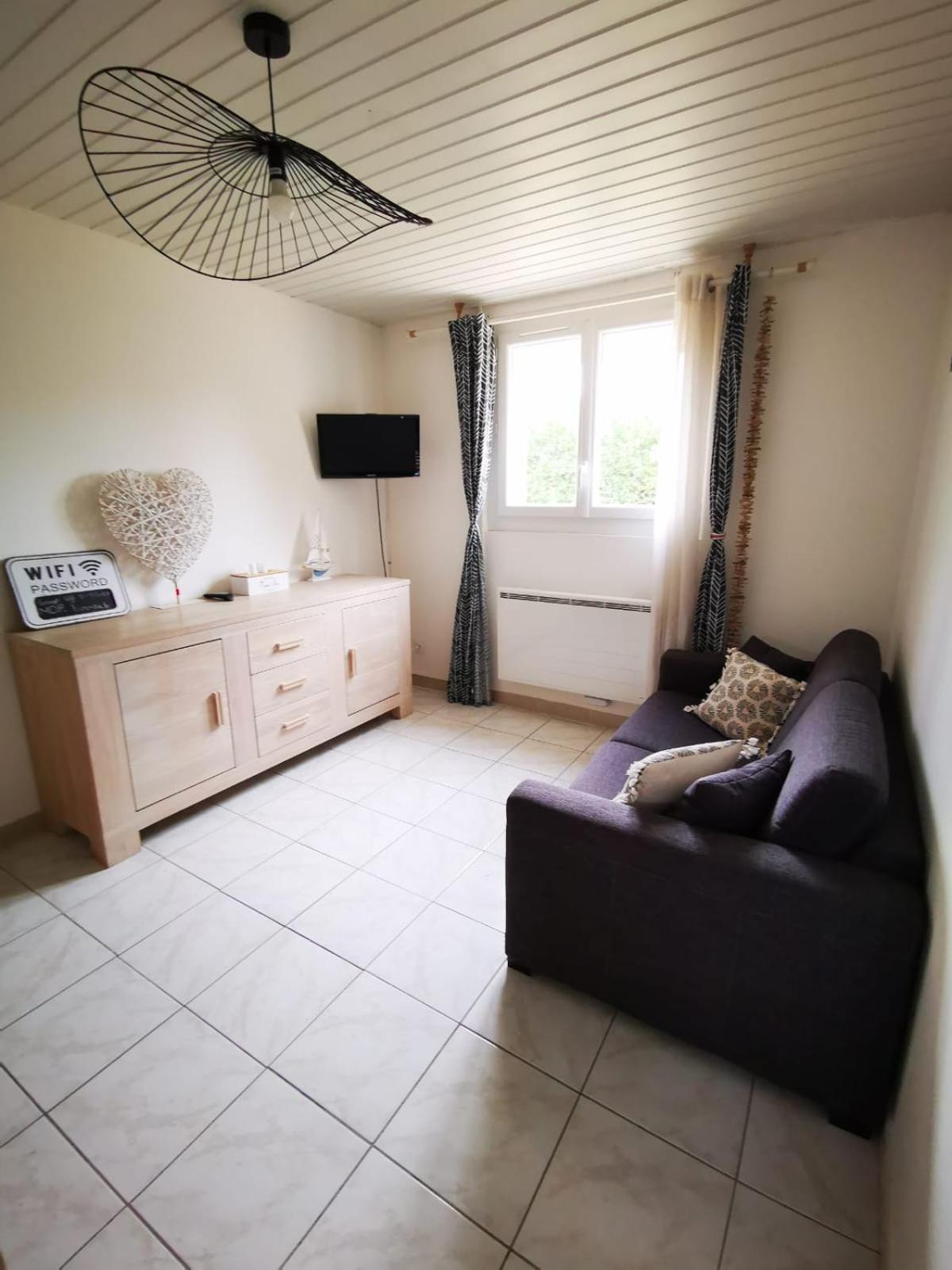 Gîtes avec grande piscine et sa terrasse privative