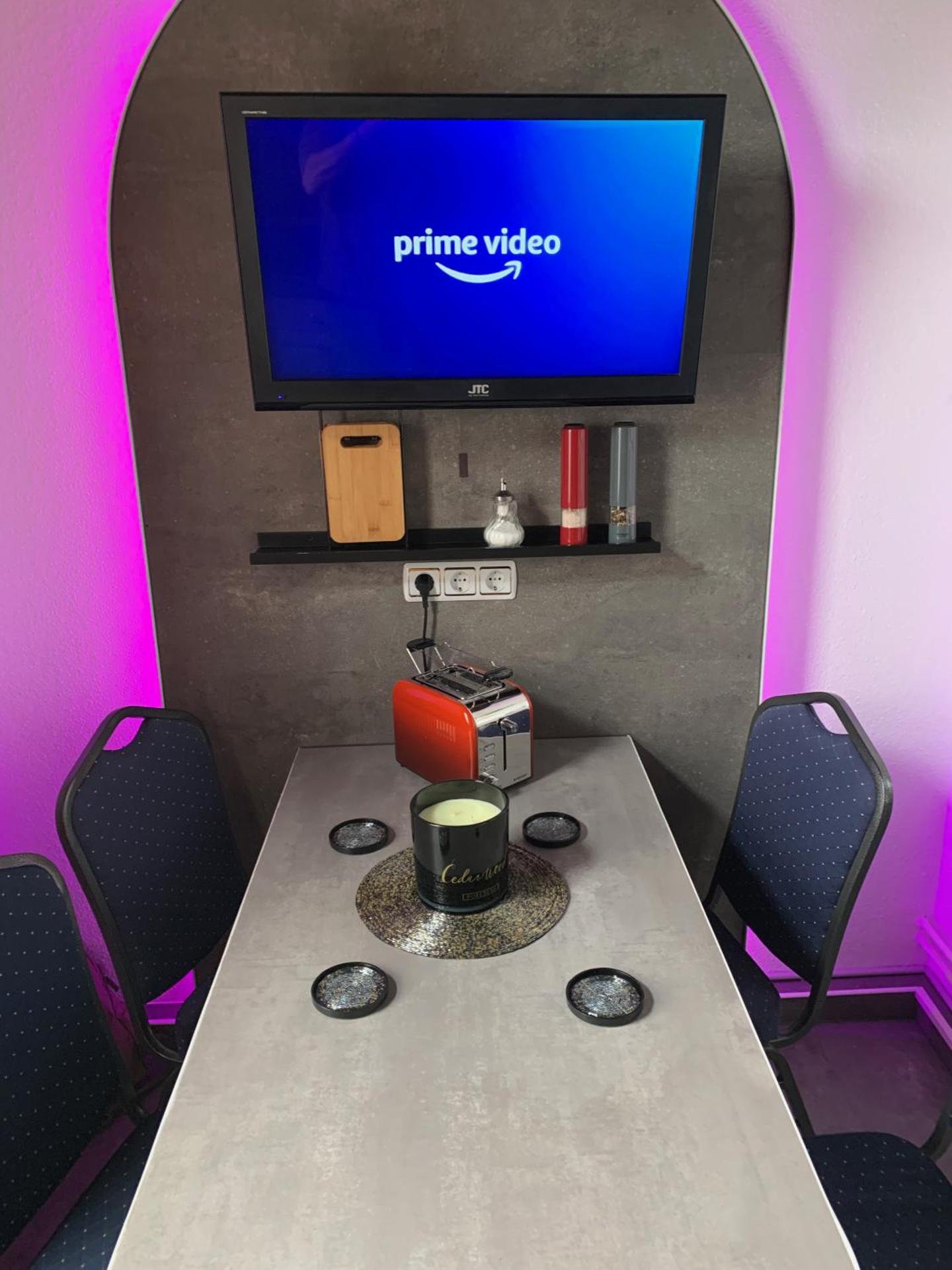 Communal lounge/ TV room