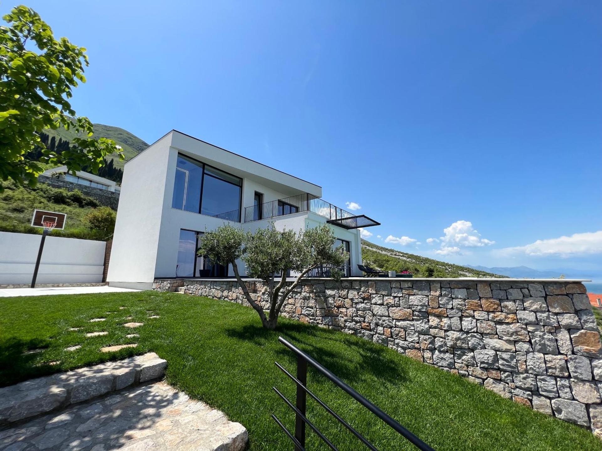 Lake Breeze Villa with a Pool & Magnificent Views