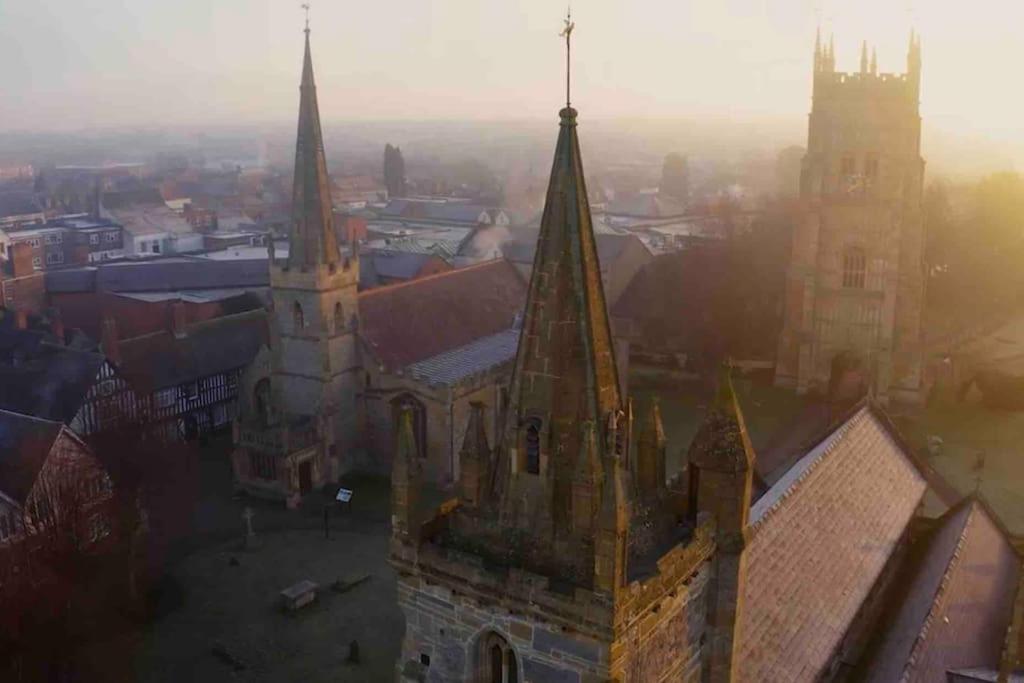 Freshly decorated 2 bedroom apartment 10 mins from Cotswolds Child Friendly Great location with plenty of nearby free parking freestanding bath and outdoor private terrace area