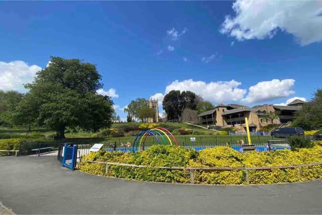 Freshly decorated 2 bedroom apartment 10 mins from Cotswolds Child Friendly Great location with plenty of nearby free parking freestanding bath and outdoor private terrace area