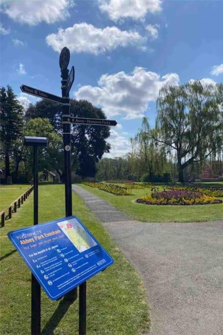 Freshly decorated 2 bedroom apartment 10 mins from Cotswolds Child Friendly Great location with plenty of nearby free parking freestanding bath and outdoor private terrace area