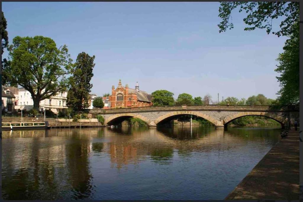 Freshly decorated 2 bedroom apartment 10 mins from Cotswolds Child Friendly Great location with plenty of nearby free parking freestanding bath and outdoor private terrace area