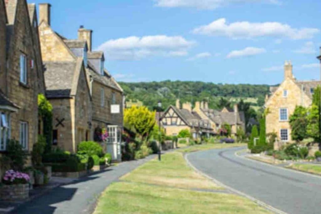 Freshly decorated 2 bedroom apartment 10 mins from Cotswolds Child Friendly Great location with plenty of nearby free parking freestanding bath and outdoor private terrace area