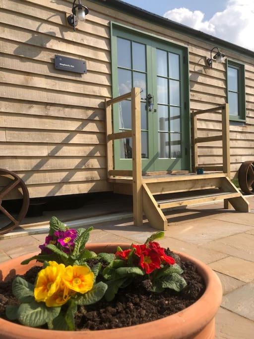 Coldharbour Luxury Shepherds Hut with Hot Tub