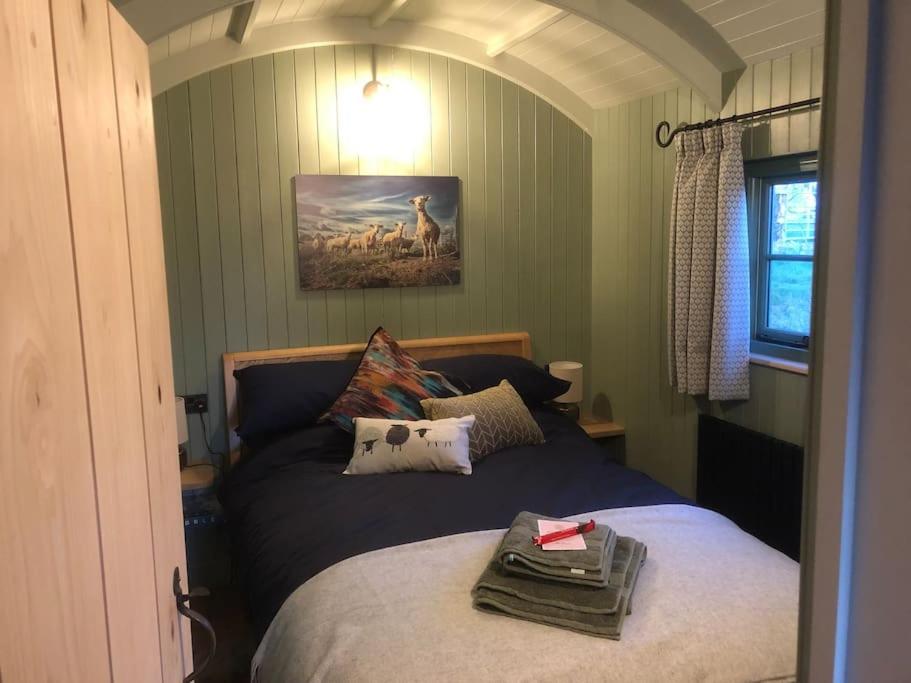 Coldharbour Luxury Shepherds Hut with Hot Tub