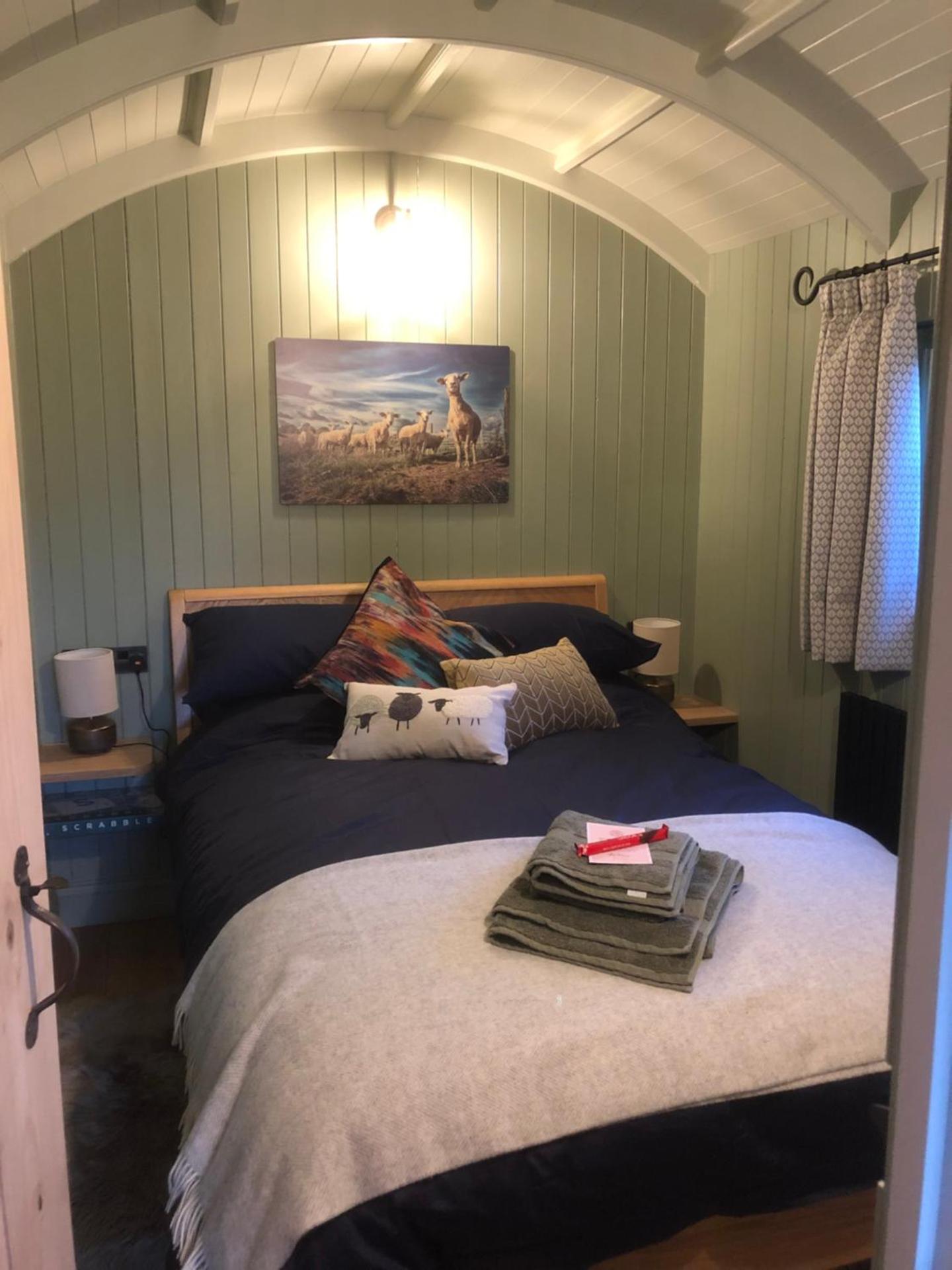 Coldharbour Luxury Shepherds Hut with Hot Tub