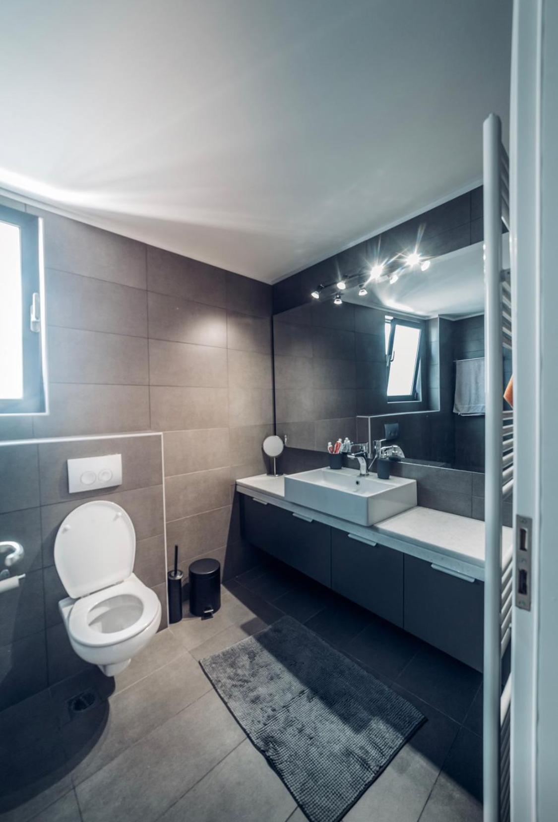 Minimal New Loft next to Subway