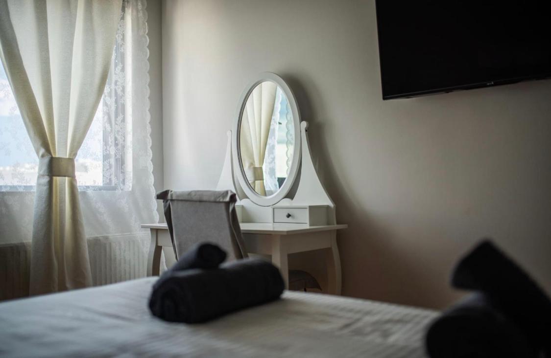 Minimal New Loft next to Subway