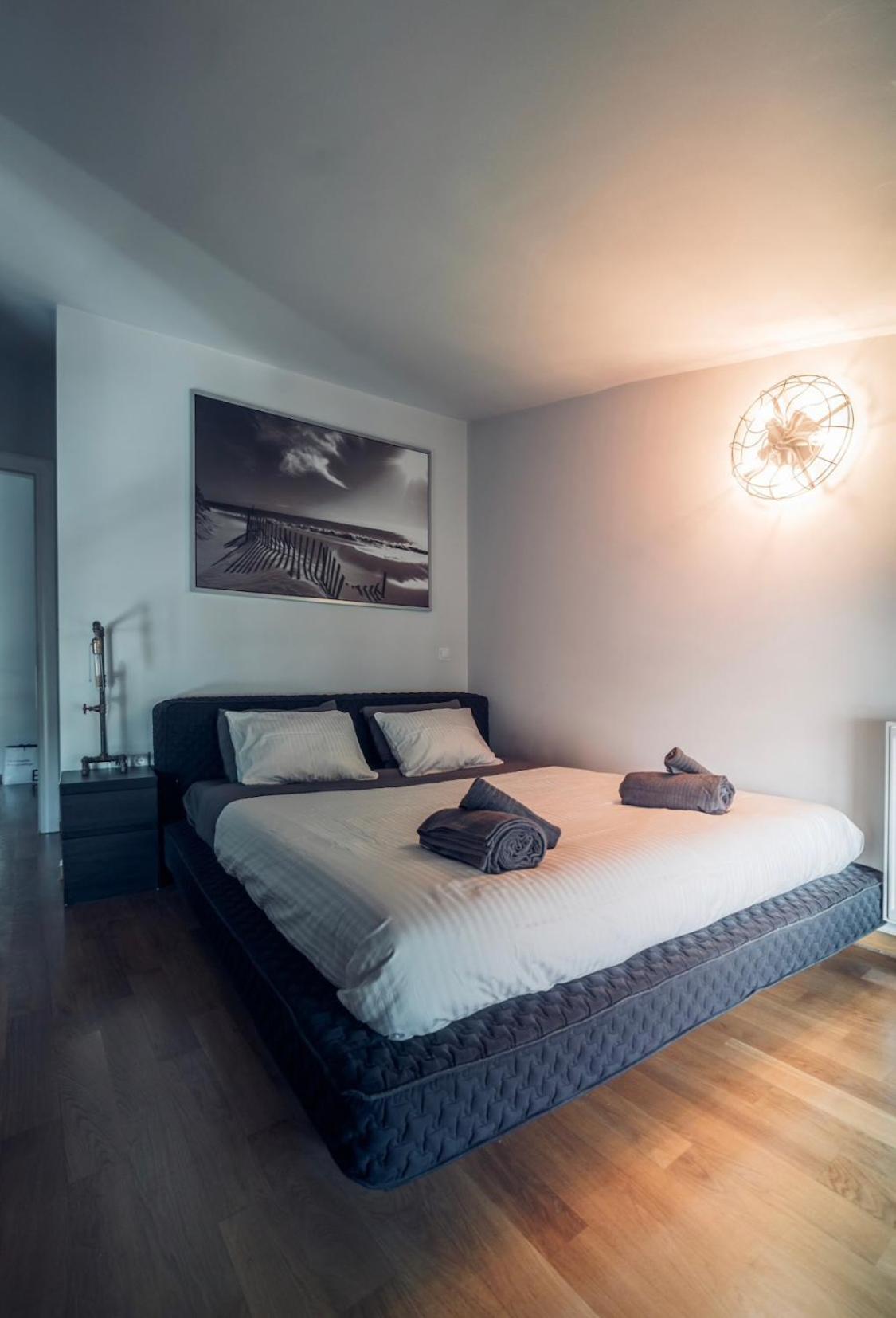 Minimal New Loft next to Subway