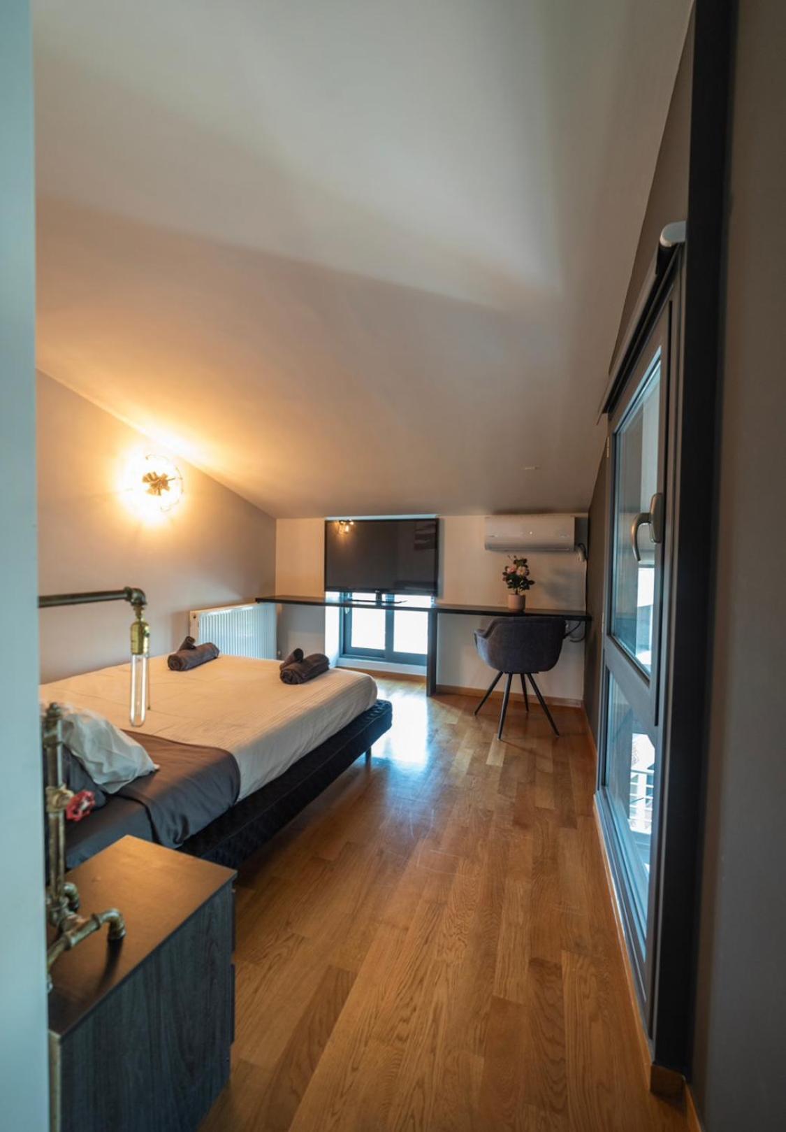 Minimal New Loft next to Subway