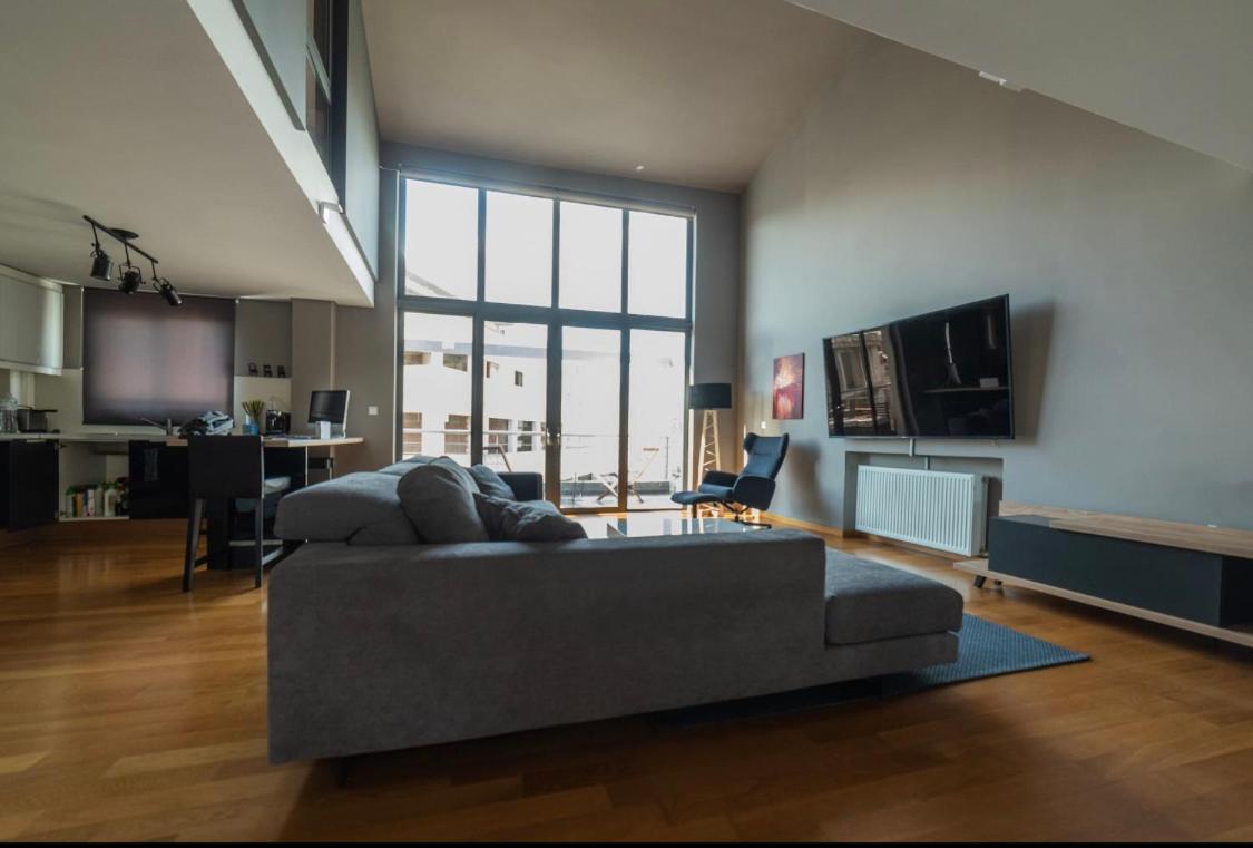 Minimal New Loft next to Subway